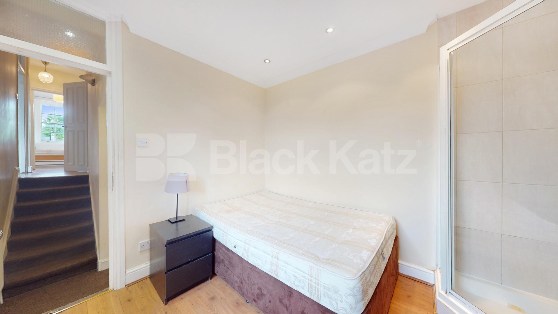 Stylish 3 Bedroom Flat on Quiet Residential Street Rochester Road, Camden